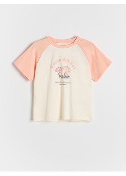 Reserved - Bawełniany t-shirt z nadrukiem - brzoskwiniowy ze sklepu Reserved w kategorii Bluzki dziewczęce - zdjęcie 184542179