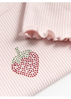 Reserved - Prążkowany t-shirt z aplikacją - pastelowy róż ze sklepu Reserved w kategorii Bluzki dziewczęce - zdjęcie 184542257