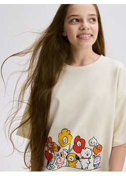 Reserved - Krótki t-shirt BT21 - kremowy ze sklepu Reserved w kategorii Bluzki dziewczęce - zdjęcie 184542278
