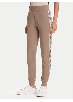 Guess Spodnie dresowe V2YB15 KB3P2 Brązowy Regular Fit ze sklepu MODIVO w kategorii Spodnie damskie - zdjęcie 184547039