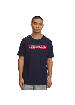 Męski t-shirt z nadrukiem Under Armour UA Camo Chest Stripe SS - granatowy ze sklepu Sportstylestory.com w kategorii T-shirty męskie - zdjęcie 184547628