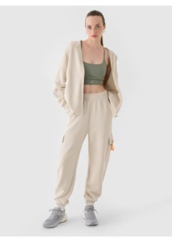 Damskie spodnie dresowe joggery 4F 4FRAW24TTROF1353 - beżowe ze sklepu Sportstylestory.com w kategorii Spodnie damskie - zdjęcie 184547695