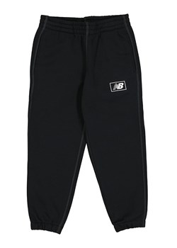 New Balance Spodnie dresowe &quot;Essentials&quot; w kolorze czarnym ze sklepu Limango Polska w kategorii Spodnie chłopięce - zdjęcie 184548767