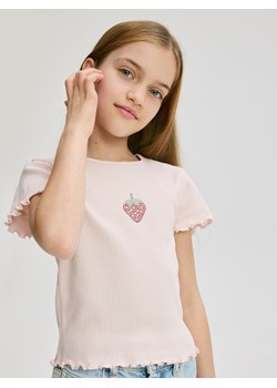 Reserved - Prążkowany t-shirt z aplikacją - pastelowy róż ze sklepu Reserved w kategorii Bluzki dziewczęce - zdjęcie 184549639