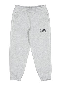 New Balance Spodnie dresowe &quot;Essentials&quot; w kolorze szarym ze sklepu Limango Polska w kategorii Spodnie chłopięce - zdjęcie 184549868