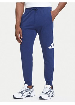 adidas Spodnie dresowe Essentials Big Logo JE8967 Granatowy Regular Fit ze sklepu MODIVO w kategorii Spodnie męskie - zdjęcie 184553469