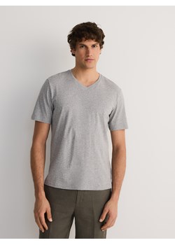 Reserved - T-shirt slim z dekoltem V - jasnoszary ze sklepu Reserved w kategorii T-shirty męskie - zdjęcie 184561645