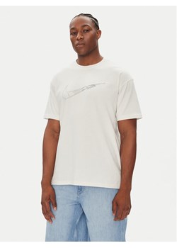 Nike T-Shirt HJ0746 Écru Regular Fit ze sklepu MODIVO w kategorii T-shirty męskie - zdjęcie 184562156