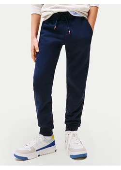 Tommy Hilfiger Spodnie dresowe Script Flag KB0KB09694 Granatowy Regular Fit ze sklepu MODIVO w kategorii Spodnie chłopięce - zdjęcie 184562205