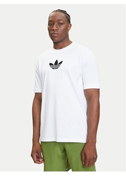 adidas T-Shirt adicolor 2000s Cali JX1515 Biały Loose Fit ze sklepu MODIVO w kategorii T-shirty męskie - zdjęcie 184562208