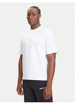 Calvin Klein Jeans T-Shirt Hero Monologo LV04RB295G Biały Relaxed Fit ze sklepu MODIVO w kategorii T-shirty męskie - zdjęcie 184562268