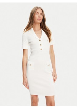 Guess Sukienka dzianinowa W5YK29 Z0130 Biały Slim Fit ze sklepu MODIVO w kategorii Sukienki - zdjęcie 184567978