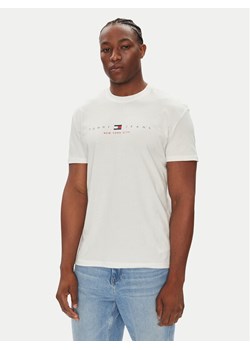 Tommy Jeans T-Shirt Flag Linear DM0DM21911 Biały Regular Fit ze sklepu MODIVO w kategorii T-shirty męskie - zdjęcie 184567987