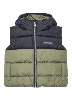 Calvin Klein Jeans Bezrękawnik IB0IB02535 M Zielony Regular Fit ze sklepu MODIVO w kategorii Kamizelki chłopięce - zdjęcie 184571489