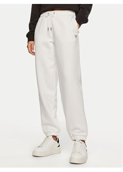 Guess Jeans Spodnie dresowe W4YB33 KC811 Biały Regular Fit ze sklepu MODIVO w kategorii Spodnie damskie - zdjęcie 184575355