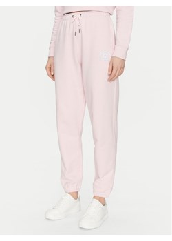 Guess Jeans Spodnie dresowe W5RB63 K68I4 Beżowy Regular Fit ze sklepu MODIVO w kategorii Spodnie damskie - zdjęcie 184575399