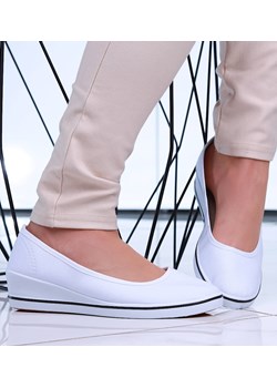 Białe wsuwane tenisówki na niskim koturnie /F10-2 15890 T256/ ze sklepu Pantofelek24.pl w kategorii Trampki damskie - zdjęcie 184593065