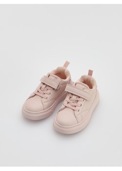 Reserved - Sneakersy z imitacji skóry - pastelowy róż ze sklepu Reserved w kategorii Trampki dziecięce - zdjęcie 184598009