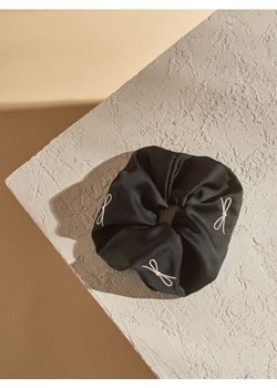 Sinsay - Gumka do włosów scrunchie - czarny ze sklepu Sinsay w kategorii Ozdoby do włosów dziewczęce - zdjęcie 184600379