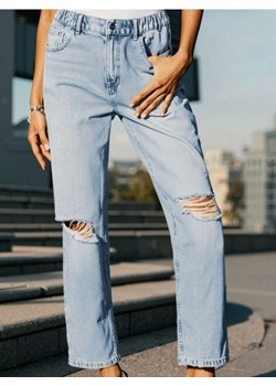 Sinsay - Jeansy mom fit z przetarciami - niebieski ze sklepu Sinsay w kategorii Jeansy damskie - zdjęcie 184600426