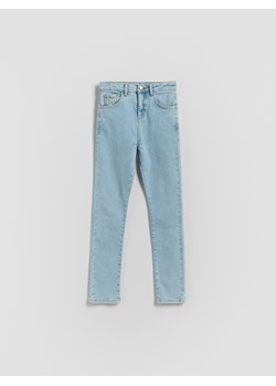 Reserved - Jeansy slim fit z guzikiem w serce - niebieski ze sklepu Reserved w kategorii Spodnie dziewczęce - zdjęcie 184601006