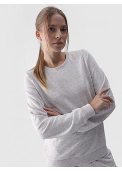 Damska bluza dresowa nierozpinana bez kaptura 4F 4FWMM00TSWSF1469 - szara ze sklepu Sportstylestory.com w kategorii Bluzy damskie - zdjęcie 184601187