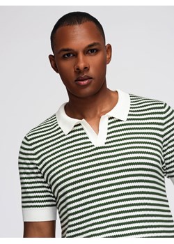 Dzianinowa męska koszulka polo bez guzików w marynarskie paski – biało-oliwkowa V3 OM-POSS-0161 ze sklepu ombre w kategorii T-shirty męskie - zdjęcie 184602176