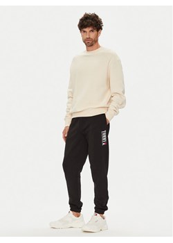 Tommy Jeans Spodnie dresowe Dna Graphic DM0DM22145 Czarny Slim Fit ze sklepu MODIVO w kategorii Spodnie męskie - zdjęcie 184605218
