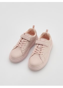Reserved - Sneakersy z imitacji skóry - pastelowy róż ze sklepu Reserved w kategorii Trampki dziecięce - zdjęcie 184607447