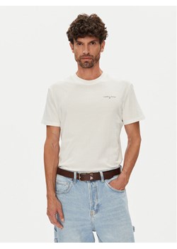 Tommy Jeans T-Shirt Linear Chest DM0DM21780 Écru Slim Fit ze sklepu MODIVO w kategorii T-shirty męskie - zdjęcie 184608366