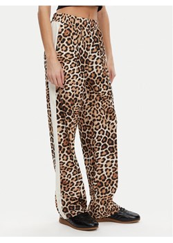 Puma Spodnie dresowe T7 Leo Luxe 632343 Brązowy Straight Fit ze sklepu MODIVO w kategorii Spodnie damskie - zdjęcie 184608395