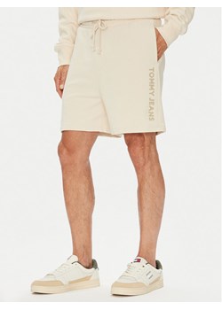 Tommy Jeans Szorty sportowe New Classic Beach DM0DM21781 Beżowy Relaxed Fit ze sklepu MODIVO w kategorii Spodenki męskie - zdjęcie 184608396