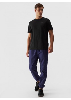 Męskie spodnie casual joggery 4F 4FWMM00TTROM0944 - granatowy ze sklepu Sportstylestory.com w kategorii Spodnie męskie - zdjęcie 184610639
