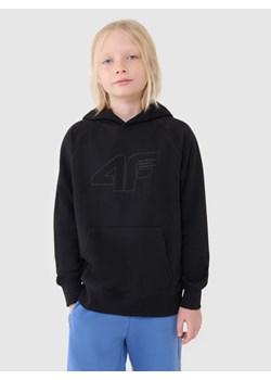 Chłopięca bluza dresowa nierozpinana z kapturem 4F 4FJWSS25TSWSM1712 - czarna ze sklepu Sportstylestory.com w kategorii Bluzy chłopięce - zdjęcie 184610775