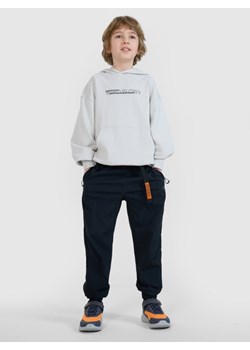 Chłopięce spodnie casual joggery 4F 4FJWSS25TTROM1136 - czarne ze sklepu Sportstylestory.com w kategorii Spodnie chłopięce - zdjęcie 184610998