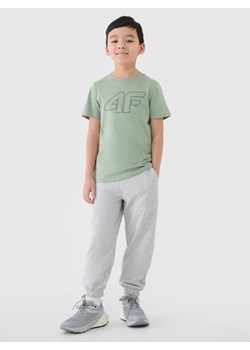 Chłopięce spodnie dresowe joggery 4F 4FJWMM00TTROM1188 - szare ze sklepu Sportstylestory.com w kategorii Spodnie chłopięce - zdjęcie 184611138