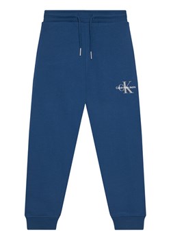 Calvin Klein Jeans Spodnie dresowe Monogram Logo IU0IU00285 D Niebieski Regular Fit ze sklepu MODIVO w kategorii Spodnie chłopięce - zdjęcie 184613288