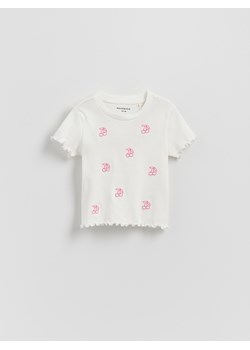 Reserved - Prążkowany t-shirt z haftem - złamana biel ze sklepu Reserved w kategorii Bluzki dziewczęce - zdjęcie 184616245