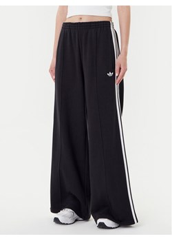 adidas Spodnie dresowe adicolor 3-Stripes JV7473 Czarny Wide Leg ze sklepu MODIVO w kategorii Spodnie damskie - zdjęcie 184623336
