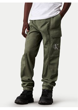 Calvin Klein Jeans Joggery Essential IB0IB02270 M Zielony Regular Fit ze sklepu MODIVO w kategorii Spodnie chłopięce - zdjęcie 184623536
