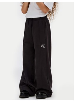 Calvin Klein Jeans Spodnie dresowe IG0IG02875 M Czarny Wide Leg ze sklepu MODIVO w kategorii Spodnie chłopięce - zdjęcie 184623699