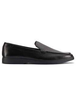 Clarks Skórzane slippersy &quot;Torford Easy&quot; w kolorze czarnym ze sklepu Limango Polska w kategorii Buty sportowe męskie - zdjęcie 184628947