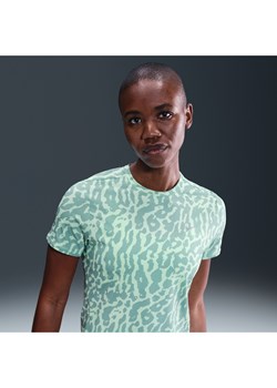 Damska koszulka z krótkim rękawem do biegania Dri-FIT Nike Swift - Zieleń ze sklepu Nike poland w kategorii Bluzki damskie - zdjęcie 184631257