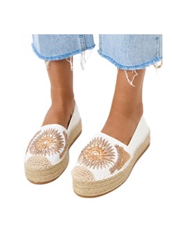 Białe espadryle z haftem na platformie Lorina ze sklepu ButyModne.pl w kategorii Espadryle damskie - zdjęcie 184632327
