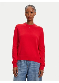 Tommy Jeans Sweter Essential DW0DW20159 Czerwony Regular Fit ze sklepu MODIVO w kategorii Swetry damskie - zdjęcie 184632635
