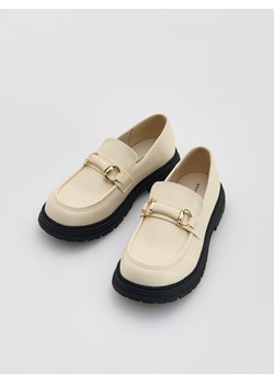 Reserved - Loafersy z imitacji skóry - kremowy ze sklepu Reserved w kategorii Półbuty dziecięce - zdjęcie 184640398
