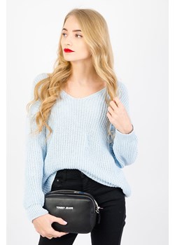 AKRYLOWY SWETER OVERSIZE Z DEKOLTEM W SEREK- JASNO NIEBIESKI ze sklepu olika.com.pl w kategorii Swetry damskie - zdjęcie 184646908