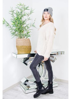 BEŻOWY AKRYLOWY SWETER Z DEKOLTEM W SZPIC ze sklepu olika.com.pl w kategorii Swetry damskie - zdjęcie 184646929