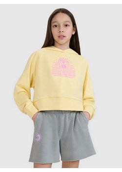 Dziewczęca bluza dresowa nierozpinana z kapturem 4FJRSS25TSWSF2252 - żółta ze sklepu Sportstylestory.com w kategorii Bluzy dziewczęce - zdjęcie 184648016