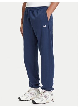 New Balance Spodnie dresowe Essentials MP41519 Granatowy Relaxed Fit ze sklepu MODIVO w kategorii Spodnie męskie - zdjęcie 184653379